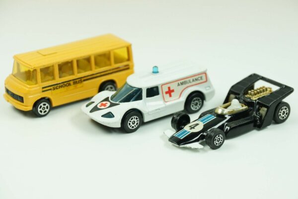 3 X CORGI Juniors MB Schulbus / Healer Wheeler Ambulance & Formula 5000