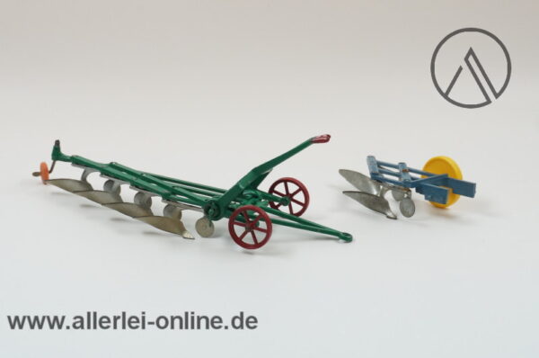 Britains Farm Serie 9551 | 4-Schar Pflug 1/32 und Britains 9549K | 3-Schar-Pflug 1/32