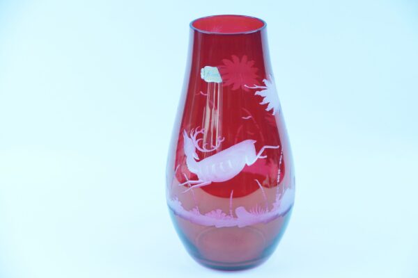 Böhmische Vase - Glasvase Rubinrot geschliffen mit Waldtieren / Jagdmotiven