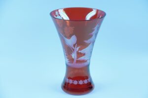 Böhmische Vase / Glasvase - Trichtervase Rubinrot geschliffen mit Waldtieren / Jagdmotiven im Allerlei Online Shop