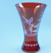 Böhmische Vase / Glasvase - Trichtervase Rubinrot geschliffen mit Waldtieren / Jagdmotiven