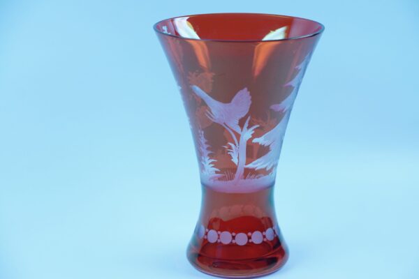 Böhmische Vase / Glasvase - Trichtervase Rubinrot geschliffen mit Waldtieren / Jagdmotiven