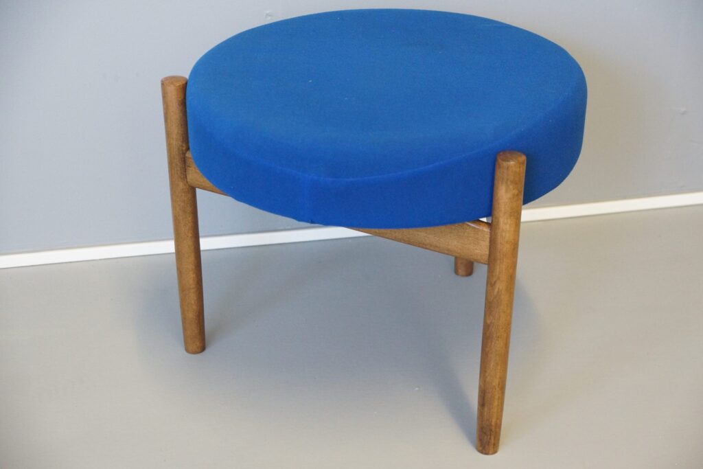 Runder Dreibein Hocker | Sitzhocker - Holz mit Polsterauflage | BLAU 60-70er Jahre