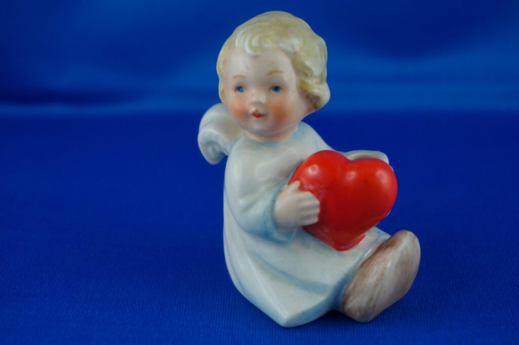 Hummel Engel mit Herz / Kerzenhalter Figur ,sitzend 50-60er Jahre
