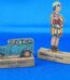 Mädchen Figur und Auto / Oldtimer WW2 Notspielzeug Oblate / Pappe Flachfiguren mit Holzfuß