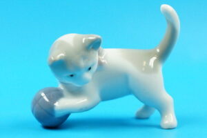 Metzler und Ortloff Porzellan Miniatur - Spielende Katze mit Ball