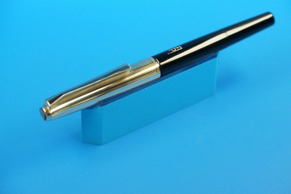 Pelikan 30 Füller - Kolbenfüller / Fountain Pen ,schwarz-gold
