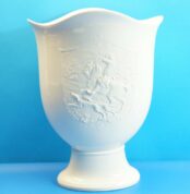 Herrliche Porzellan Vase mit Jagdmotiv - Oval mit Fuß ,weiß - 32 cm