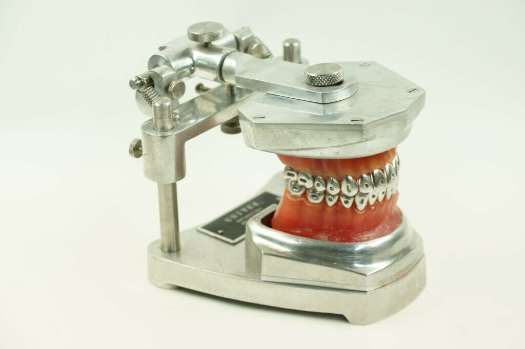 UNITEK Orthostudy Articulator 610-100 mit Wachsform und Zähnen aus Metall