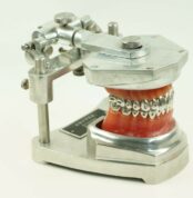 UNITEK Orthostudy Articulator 610-100 mit Wachsform und Zähnen aus Metall