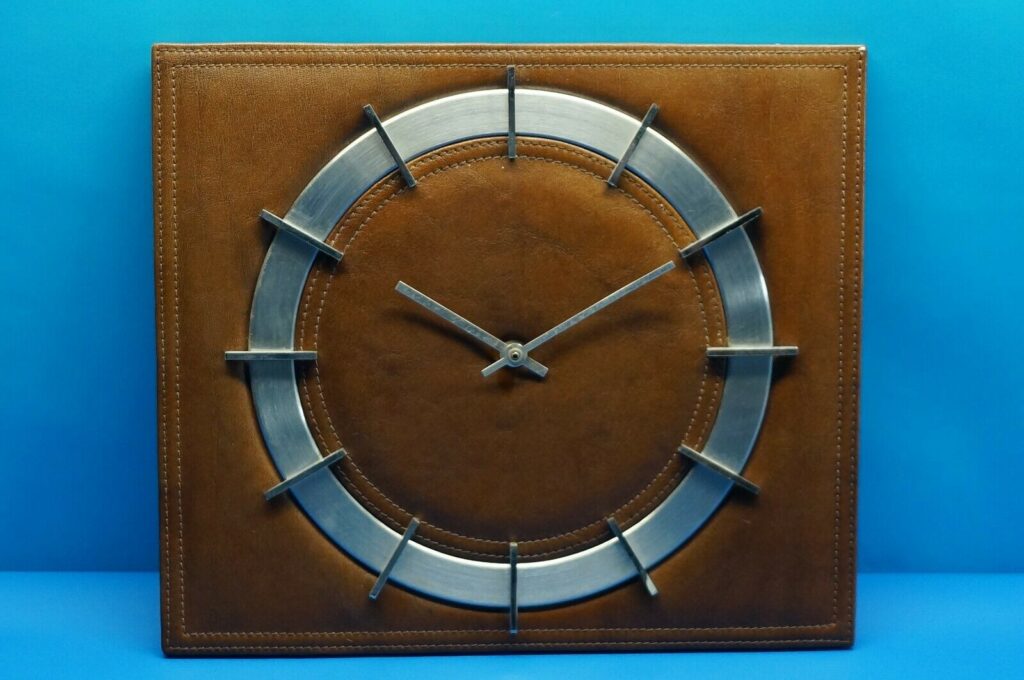 Leder Uhr / Wanduhr Emes Quarzwerk ,braun mit Edelstahl Ziffern - 60-70er Jahre Klassiker