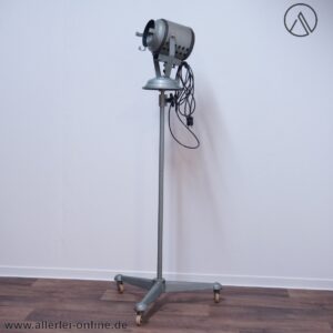 Jupiterlicht Berlin SW29 Industrie Lampe | Hammerschlag Atelierleuchte mit Gusseisen Standfuß aus den 50-er Jahren