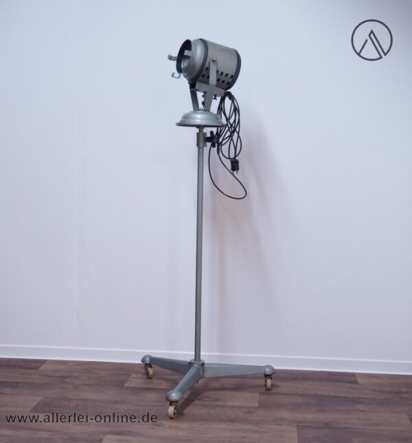 Jupiterlicht Berlin SW29 Industrie Lampe | Hammerschlag Atelierleuchte mit Gusseisen Standfuß aus den 50-er Jahren
