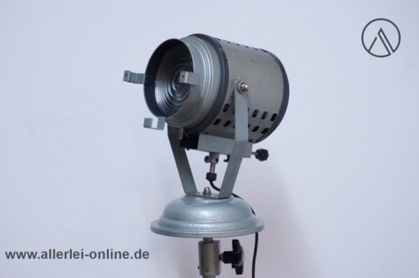 Jupiterlicht Berlin SW29 Industrie Leuchte - Lampe | Hammerschlag Atelierleuchte mit Gusseisen Standfuß aus den 50-er Jahren