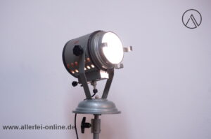 Jupiterlicht Berlin SW29 Leuchte - Lampe | Hammerschlag Atelierleuchte mit Gusseisen Standfuss aus den 50-er Jahren