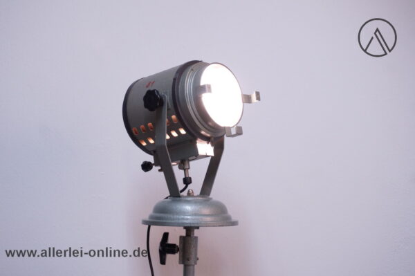 Jupiterlicht Berlin SW29 Leuchte - Lampe | Hammerschlag Atelierleuchte mit Gusseisen Standfuss aus den 50-er Jahren