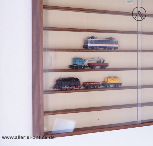 Kibri Schaukasten mit Glasschiebetüren | Kibri Modelleisenbahn Vitrine | braun, 104 x 61 cm