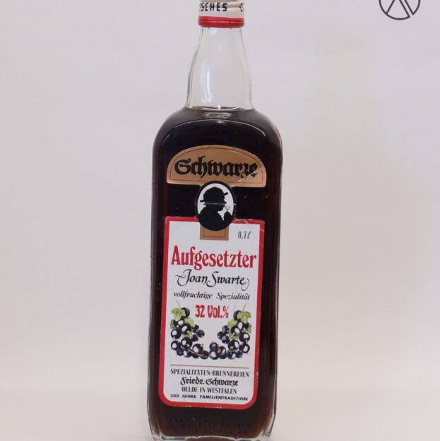 Friedrich Schwarze Oelde | Aufgesetzter Joan Swarte | Vintage 300 Jahre Flasche | schwarze Johannisbeeren 32% vol. - 0,7 Liter