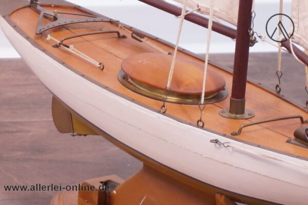Segelyacht Modell | Segelschiff mit Leinen Segeln und Messing | Holzschiff Modell 96 x 80 cm