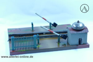 Märklin Spur 0 | Bahnübergang mit Uhrwerk Glocke | Läutewerk | Vorkrieg Blech Gebäude / Blechspielzeug Antikspielzeug