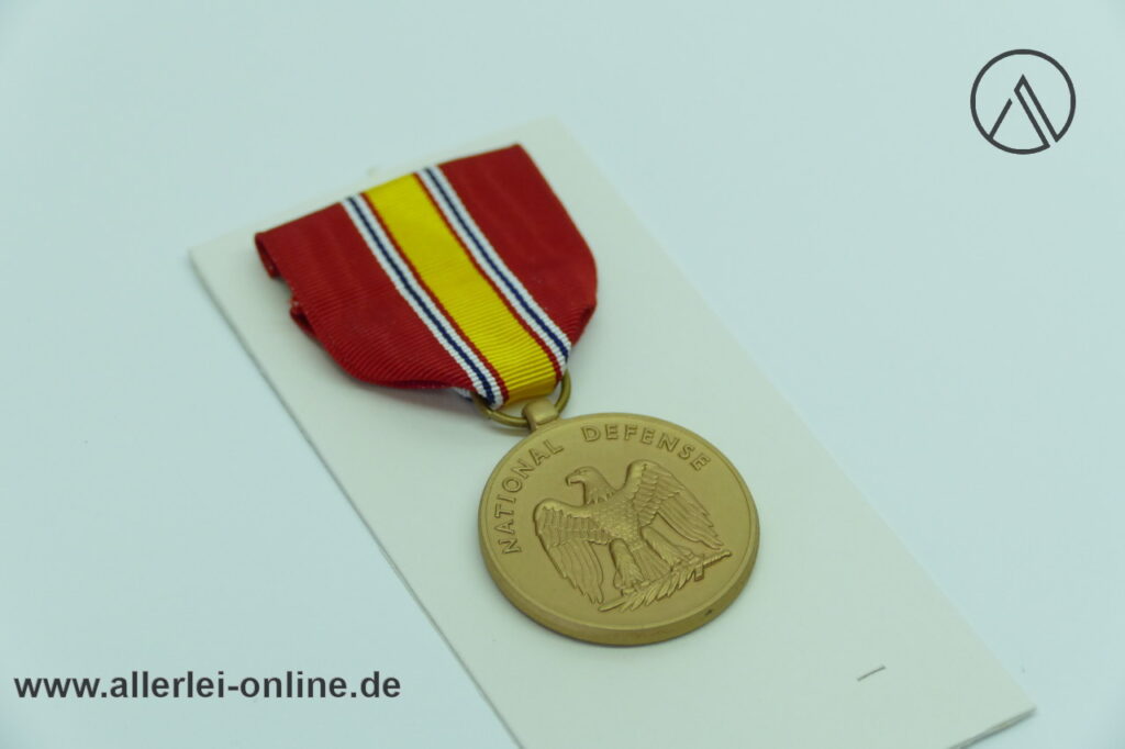 US. National Defense Medaille | Nationale Verteidigungsmedaille der Vereinigten Staaten mit Adler auf einem Schwert