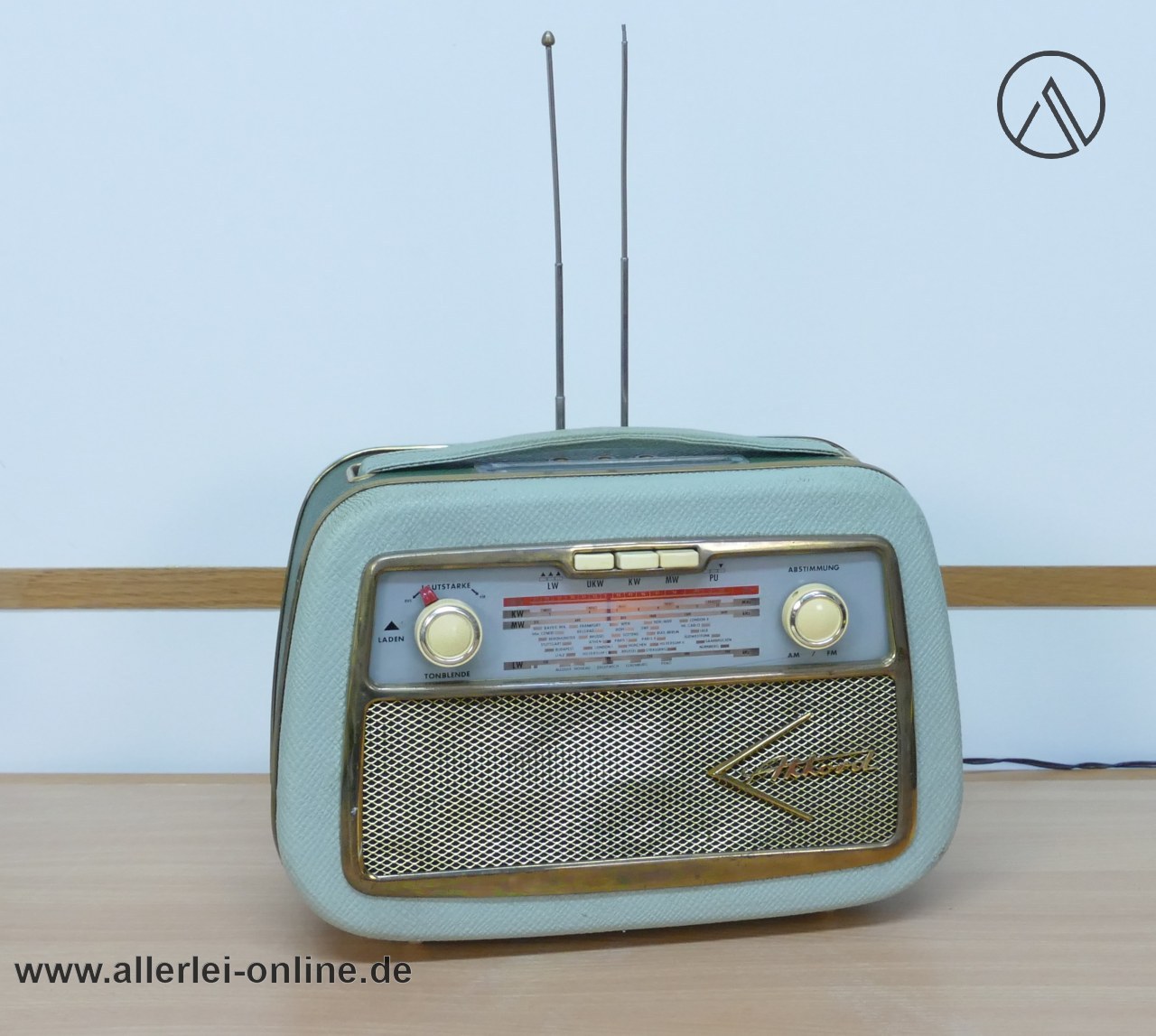 Akkord Pinguin U58 Radio | Kofferradio | FM, LW, UKW Radio | 50er Jahre Röhrenradio front Akkord Pinguin U58 Radio | Kofferradio | FM, LW, UKW Radio | 50er Jahre Röhrenradio front
