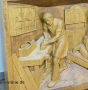 Michael Haimerl Bischofsmais | Großes handgeschnitztes Holzrelief mit Handwerker Motiv