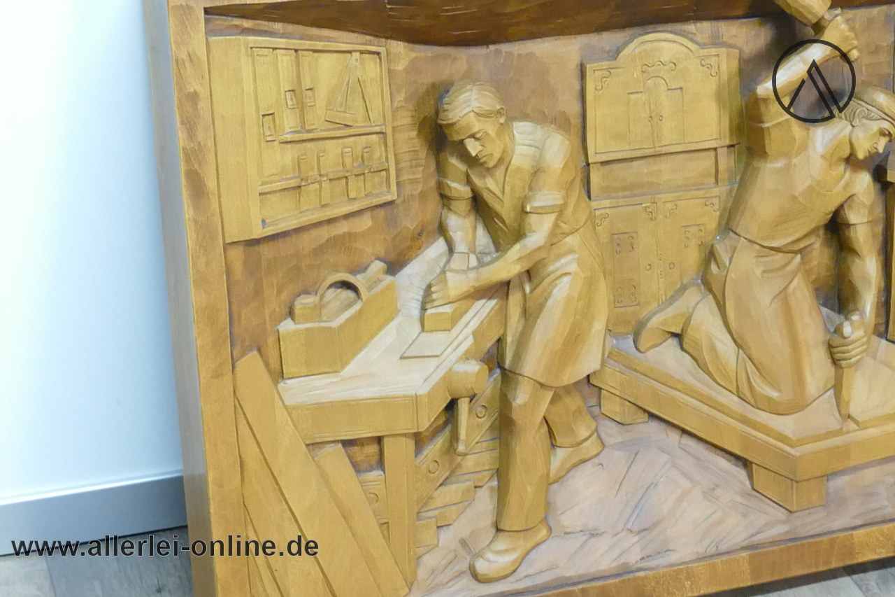 Michael Haimerl Bischofsmais | Großes handgeschnitztes Holzrelief mit Handwerker Motiv Michael Haimerl Bischofsmais | Großes handgeschnitztes Holzrelief mit Handwerker Motiv