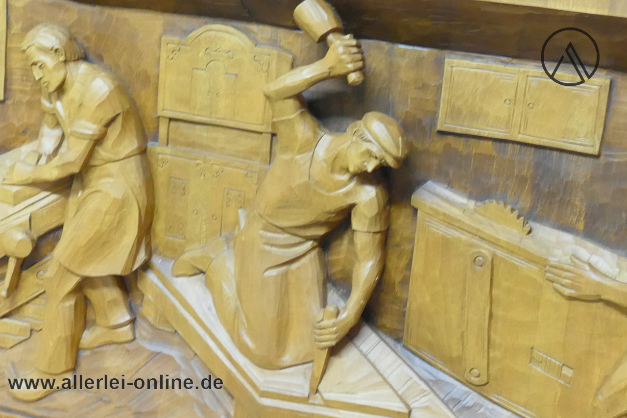 Michael Haimerl Bischofsmais | Großes handgeschnitztes Wand Holzrelief mit Zimmerleute Motiv Michael Haimerl Bischofsmais | Großes handgeschnitztes Wand Holzrelief mit Zimmerleute Motiv