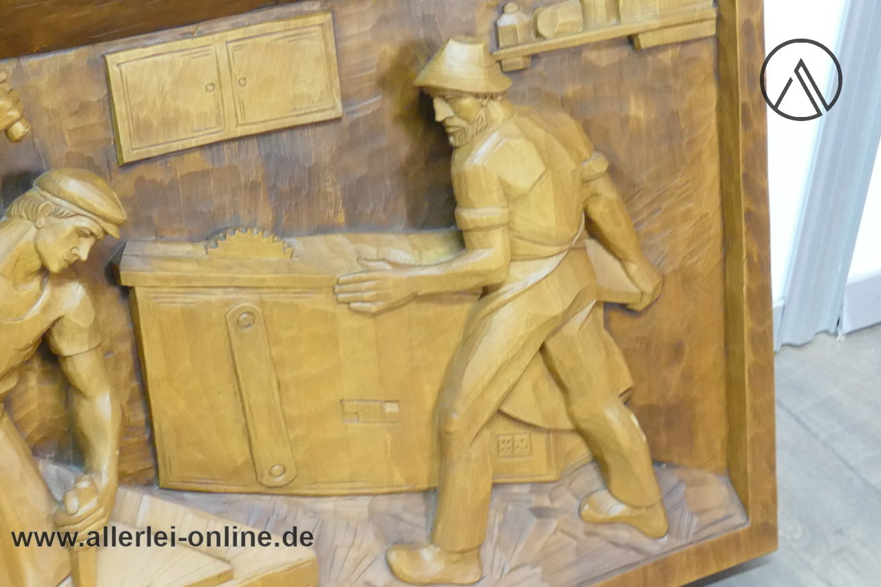Michael Haimerl handgeschnitztes Wand Holzrelief mit Handwerker Motiv Michael Haimerl handgeschnitztes Wand Holzrelief mit Handwerker Motiv