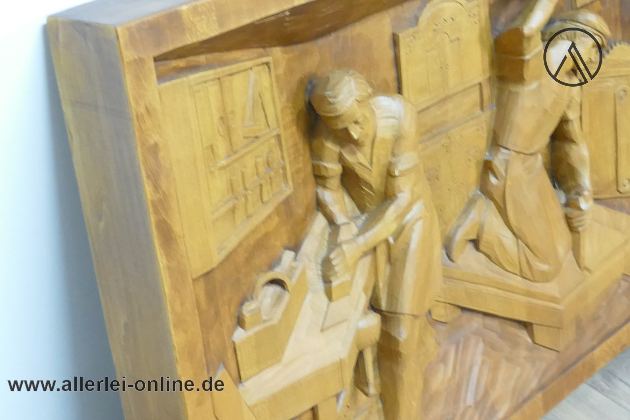 Michael Haimerl Großes handgeschnitztes Holz Wandrelief Holzrelief mit Zimmerleute Motiv Michael Haimerl Großes handgeschnitztes Holz Wandrelief Holzrelief mit Zimmerleute Motiv