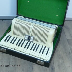 Hohner Verdi IM Akkordeon | 60 Bässe | weiß-Perlmutt mit Transport-Koffer