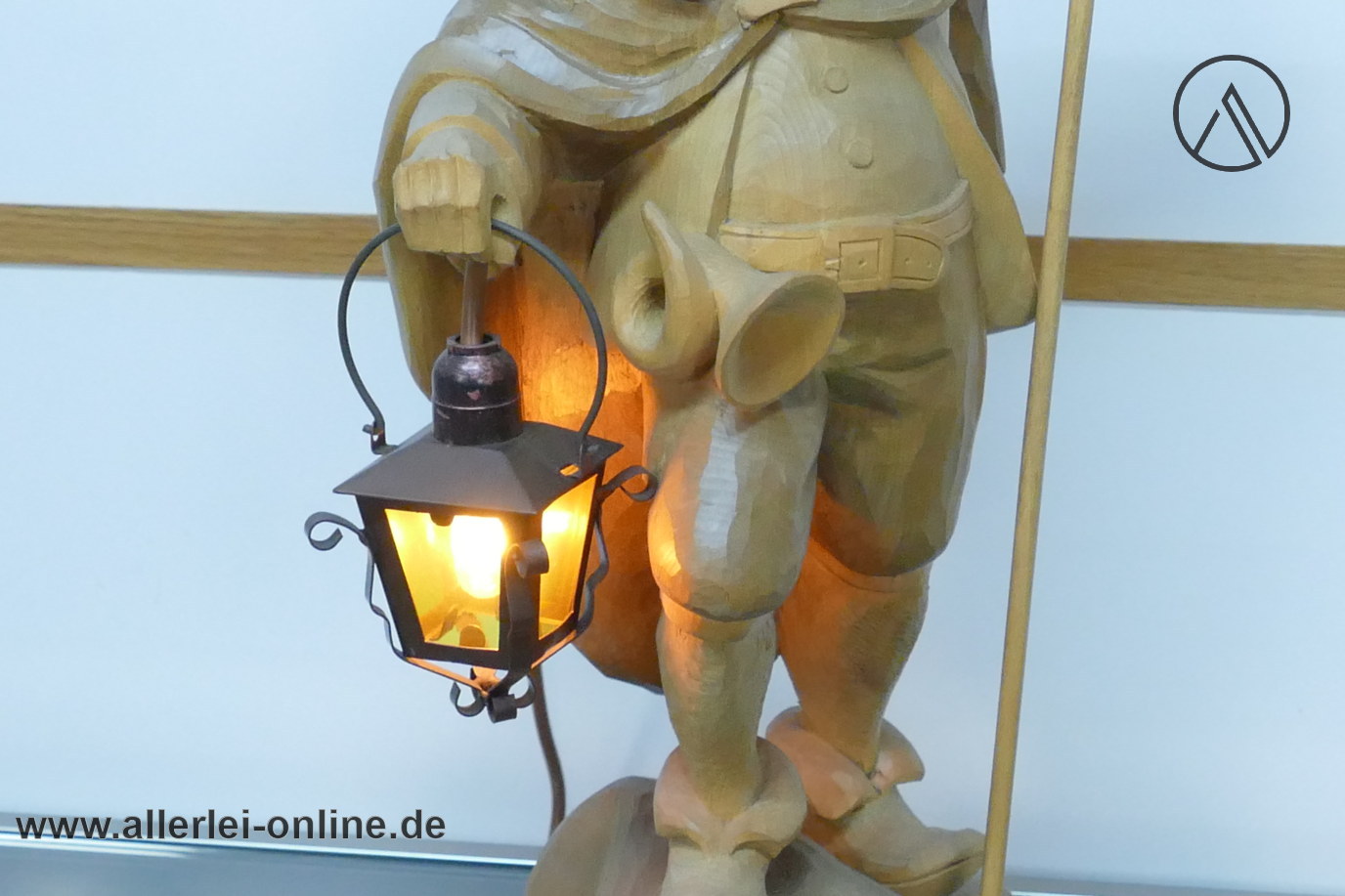 Gstöttner Holzbildhauer Bodenmais Nachtwächter mit Hellebarde und Blech Laterne | 71 cm Holzfigur beleuchtet Gstöttner Holzbildhauer Bodenmais Nachtwächter mit Hellebarde und Blech Laterne | 71 cm Holzfigur beleuchtet