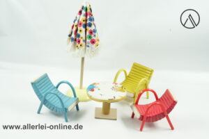 Wichtelmarke, Ullrich & Hoffmann Seiffen | Miniatur-Gartensitzgruppe mit Sonnenschirm | Garten & Terassenmöbel | Puppenstubenmöbel 60er -70er Jahre