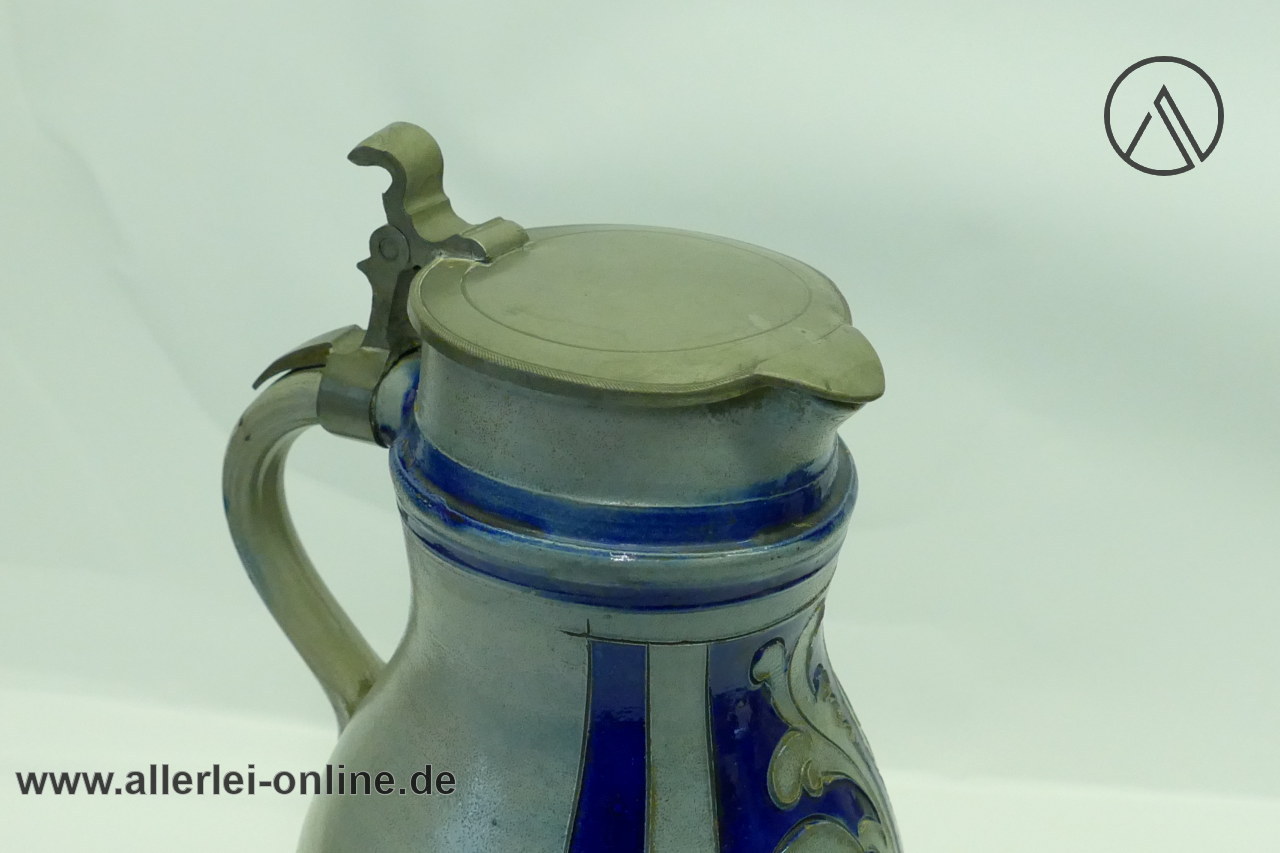 Westerwälder Steingutkanne 1,5 Liter mit Zinndeckel und floralem Ritzdekor Westerwälder Steingutkanne 1,5 Liter mit Zinndeckel und floralem Ritzdekor