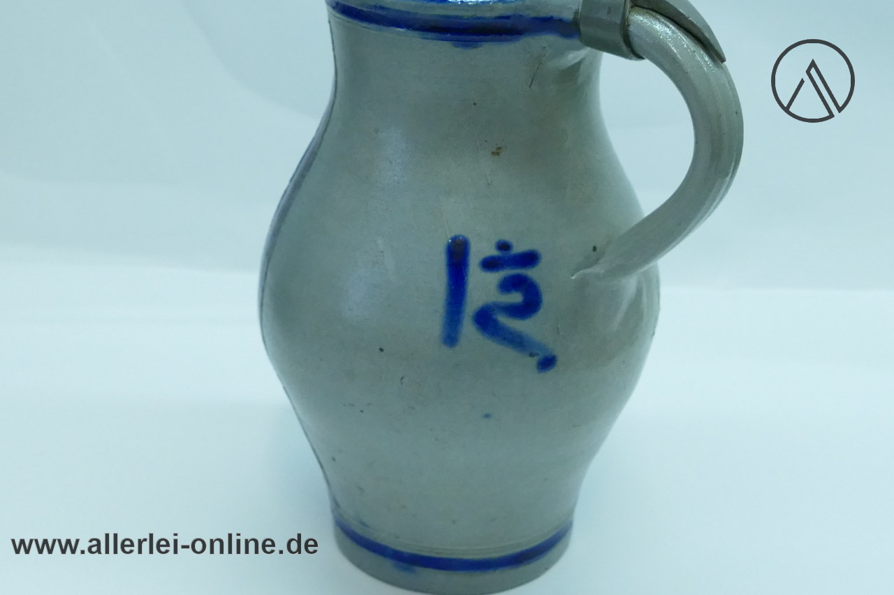 Westerwälder Steingutkanne 1,5 Liter mit Zinndeckel und floralem Ritz-Dekor - Rankendekor Westerwälder Steingutkanne 1,5 Liter mit Zinndeckel und floralem Ritz-Dekor - Rankendekor