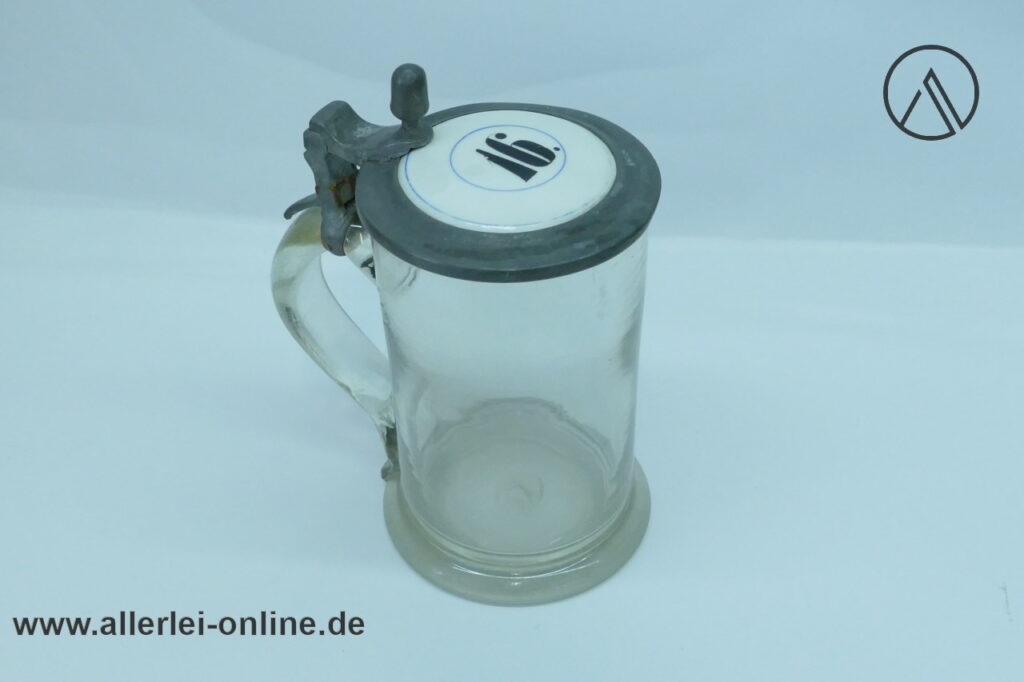 Biedermeier Krug | Glaskrug mit Zinndeckel und Porzellaneinlage-Deckel "16"