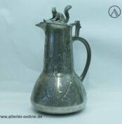 Kayserzinn Schenkkanne 4272 | Jugendstil um 1900 mit plastischer Eichhörnchen-Figur | Jugendstil Zinn-Krug mit Eichenlaub und Eichel-Dekor