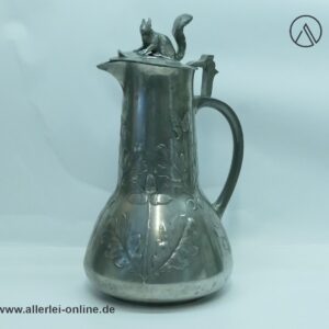Kayserzinn Schenkkanne 4272 | Jugendstil um 1900 mit plastischer Eichhörnchen-Figur | Jugendstil Zinn-Krug mit Eichenlaub und Eichel-Dekor