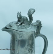 Kayserzinn Schenkkanne 4272 | Jugendstil um 1900 mit Eichhörnchen-Figur | Jugendstil Zinn-Krug mit Eichenlaub und Eichel-Dekor