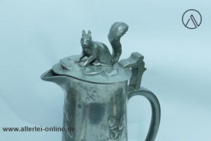 Kayserzinn Schenkkanne 4272 | Jugendstil um 1900 mit Eichhörnchen-Figur | Jugendstil Zinn-Krug mit Eichenlaub und Eichel-Dekor