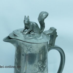 Kayserzinn Schenkkanne 4272 | Jugendstil um 1900 mit Eichhörnchen-Figur | Jugendstil Zinn-Krug mit Eichenlaub und Eichel-Dekor